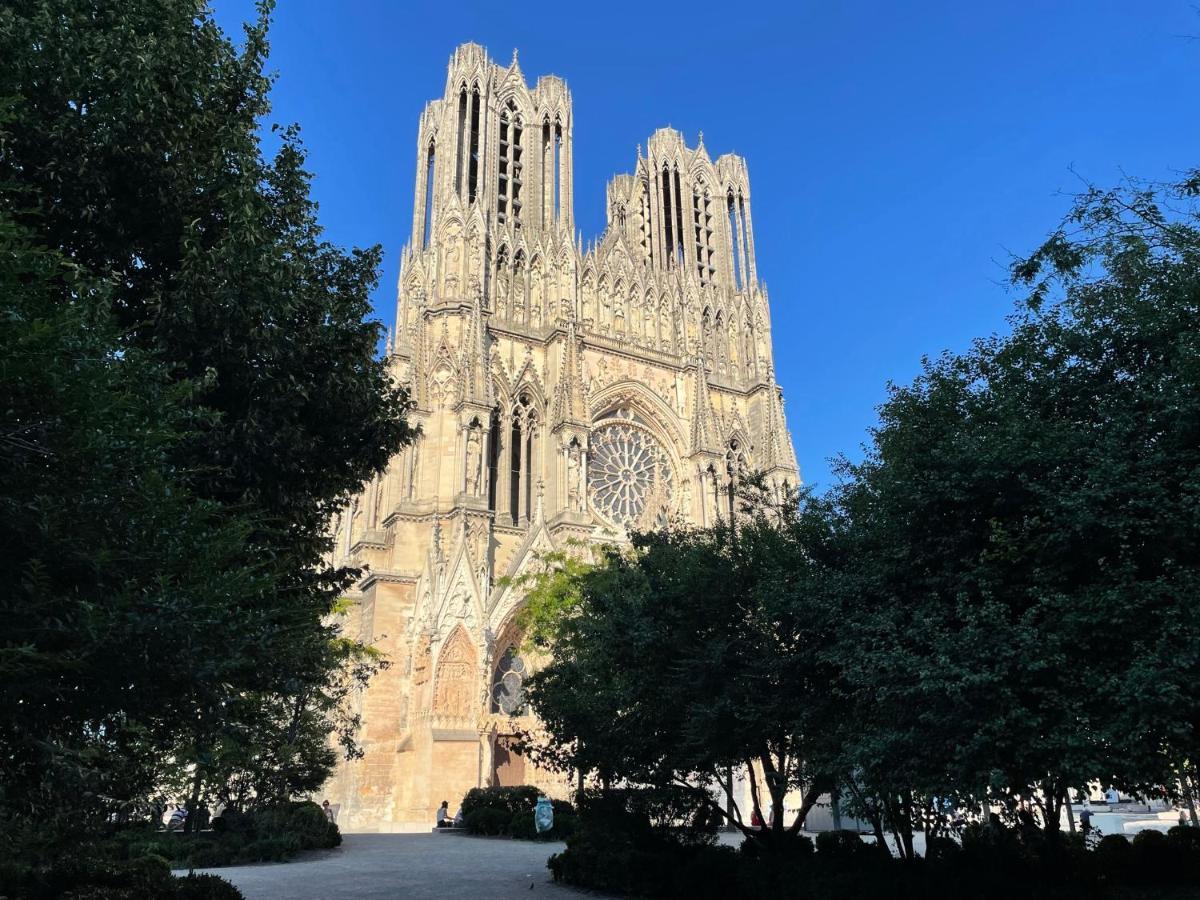 Charme de l'ancien pour cet appartement entièrement rénové dans l'hypercentre de Reims Esterno foto