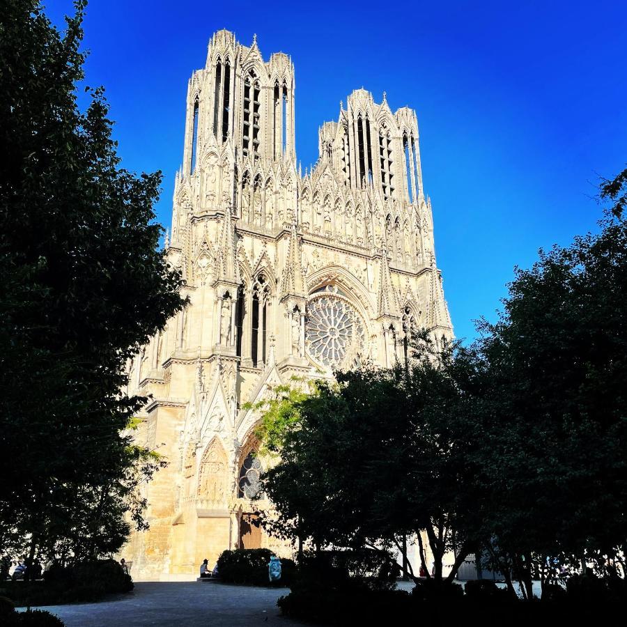 Charme de l'ancien pour cet appartement entièrement rénové dans l'hypercentre de Reims Esterno foto