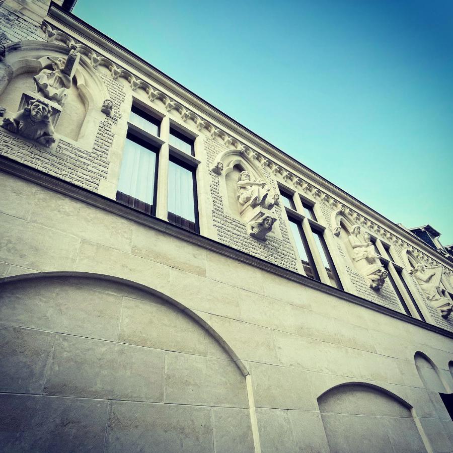 Charme de l'ancien pour cet appartement entièrement rénové dans l'hypercentre de Reims Esterno foto
