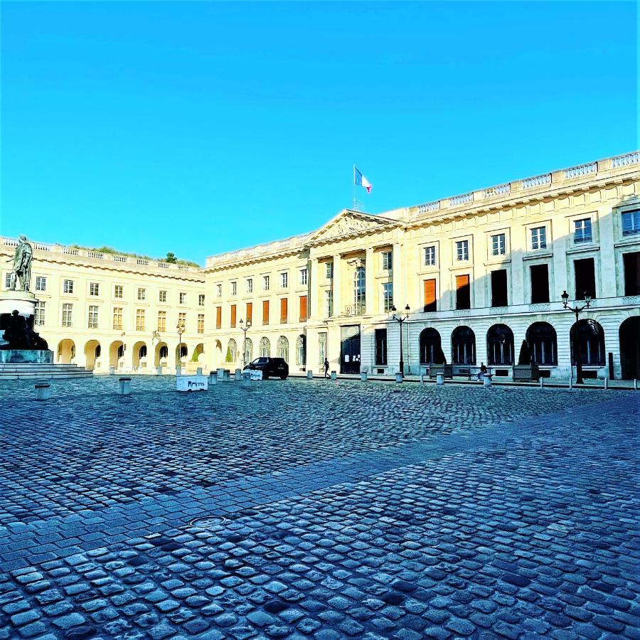 Charme de l'ancien pour cet appartement entièrement rénové dans l'hypercentre de Reims Esterno foto