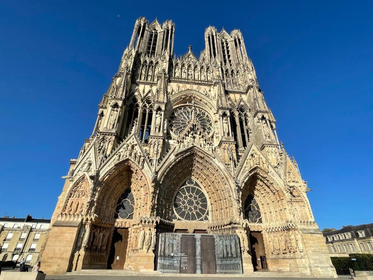Charme de l'ancien pour cet appartement entièrement rénové dans l'hypercentre de Reims Esterno foto