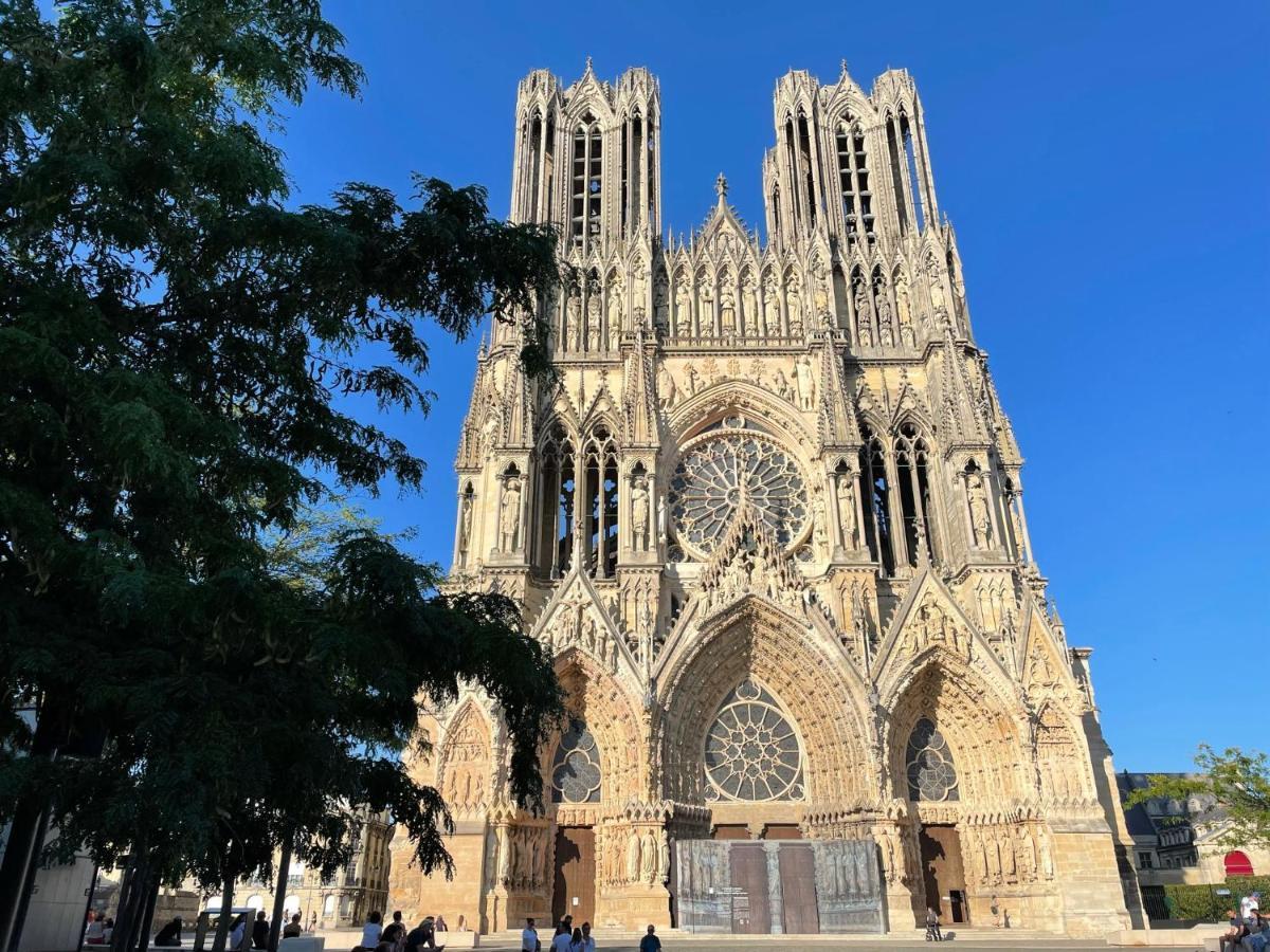 Charme de l'ancien pour cet appartement entièrement rénové dans l'hypercentre de Reims Esterno foto