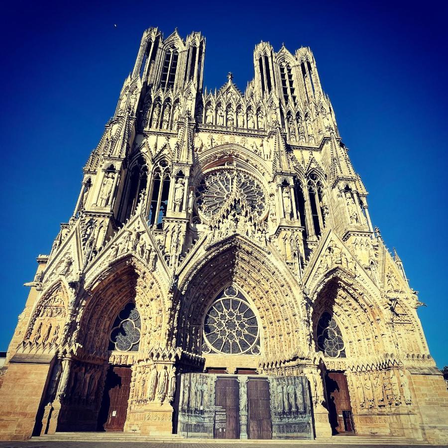 Charme de l'ancien pour cet appartement entièrement rénové dans l'hypercentre de Reims Esterno foto